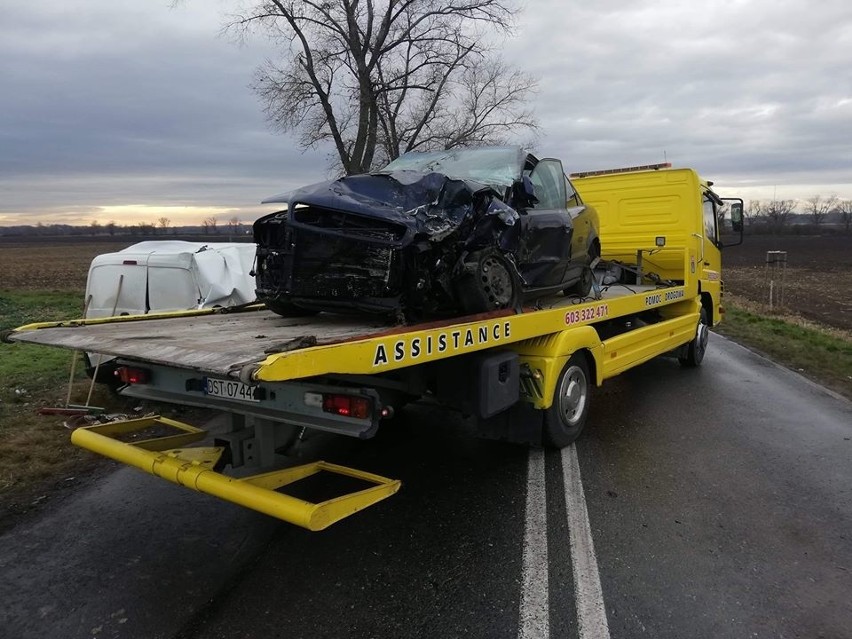 Tragiczny wypadek na drodze Wrocław - Strzelin. Jedna osoba nie żyje, dwie są ranne