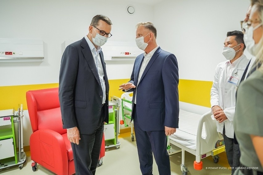 Mateusz Morawiecki w Pucku. Premier przyjechał obejrzeć nowe mury puckiej lecznicy | ZDJĘCIA