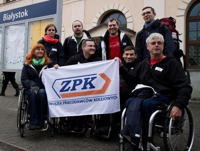 Przed rokiem niepełnosprawni w ciągu 75 godzin dojechali pociągami do 10 europejskich stolic. Teraz ekipa podróżników na wózkach inwalidzkich wraz z opiekunami testuje polską kolej.