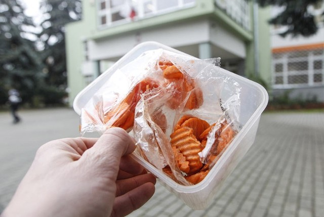 Jak twierdzą dostawcy, świeże marchewki są dostarczane trzy razy w tygodniu. Mają krótki termin przydatności do spożycia. Uczniowie powinni zjeść je w szkole, a nie zabierać warzyw do domu.