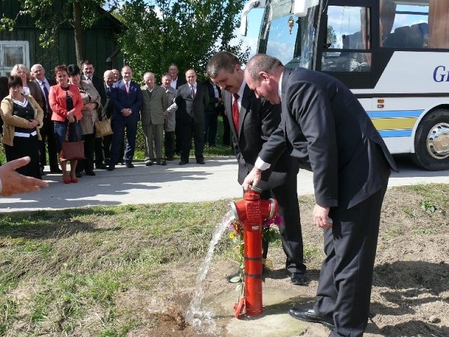 Tadeusz Soboń, wójt gminy Oksa dokonuje uroczystego otwarcia wodociągu. Na zdjęciu obok niego Zbigniew Bełtowski, przewodniczący Rady Gminy Oksa.