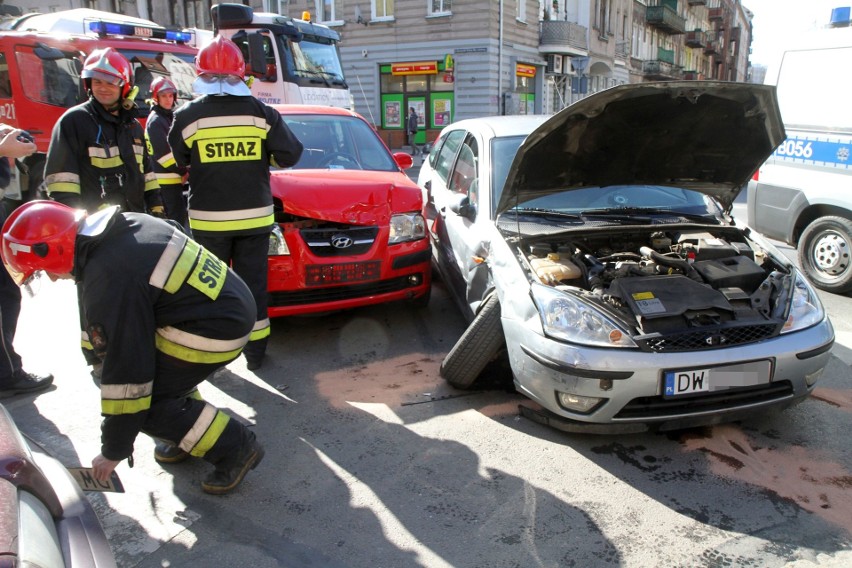 Wypadek trzech aut na Wyszyńskiego