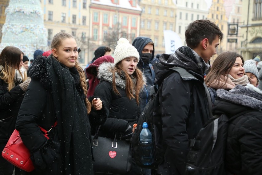 Polonez dla Fredry. Maturzyści zatańczyli na Rynku [MNÓSTWO ZDJĘĆ]