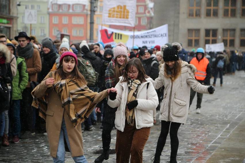 Polonez dla Fredry. Maturzyści zatańczyli na Rynku [MNÓSTWO ZDJĘĆ]