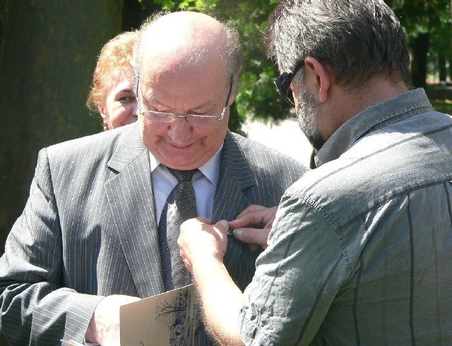 Wiesław Ochman otrzymał Srebrny Znaczek Towarzystwa Miłośników Buska Zdroju z rąk prezesa stowarzyszenia Leszka Gadawskiego.
