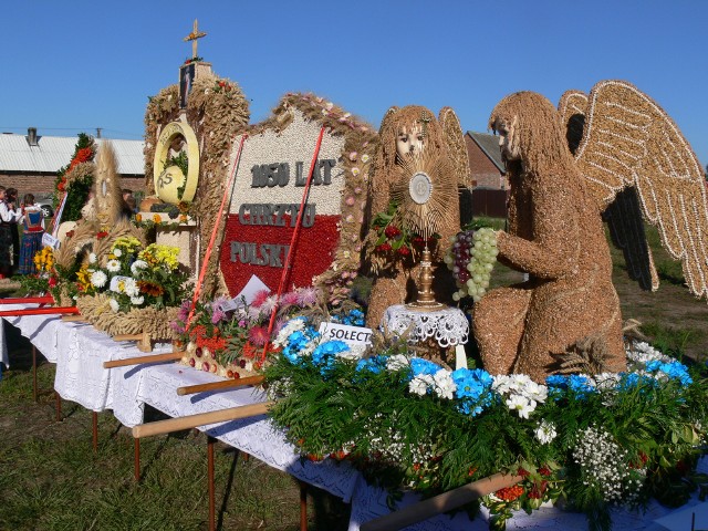 Te oryginalne wieńce dożynkowe zostały wykonane przez mieszkańców gminy Nowa Dęba na ubiegłoroczne dożynki.