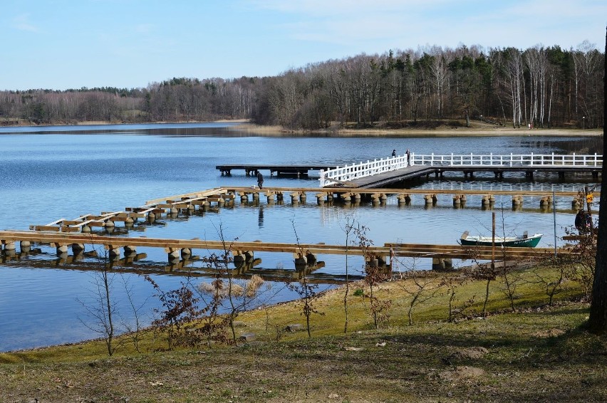 Remontują pomosty nad jeziorem Jeleń. Do sezonu będą gotowe (zdjęcia)