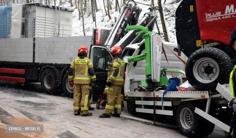Wypadek w Dębowinie na trasie Wrocław-Kłodzko. Nie żyje 46-latek. Ciężarówki zderzyły się z busem [ZDJĘCIA]