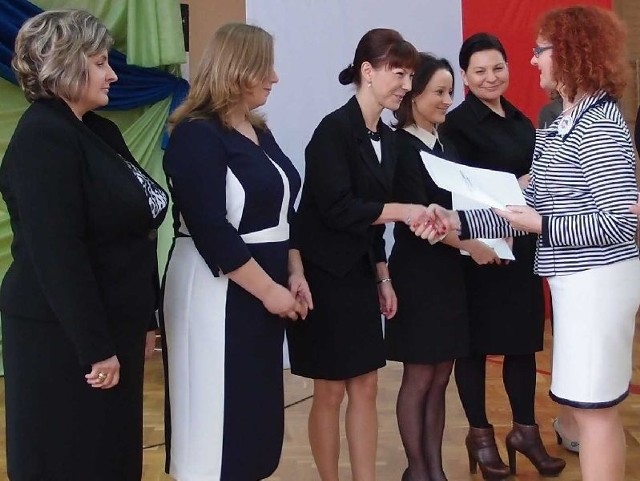 Kurator oświaty Małgorzata Muzoł wręcza awanse nowym nauczycielom dyplomowanym z powiatu włoszczowskiego.