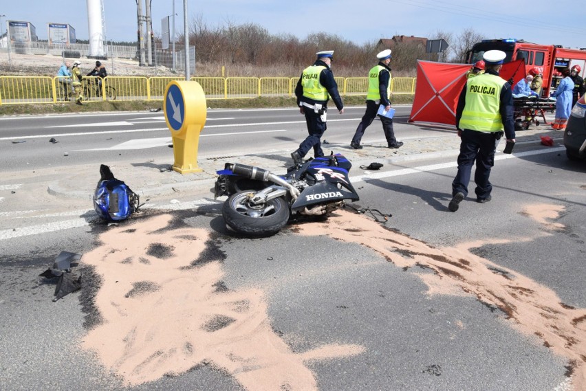 Tragiczny wypadek w Chęcinach. Po zderzeniu z autem zginął motocyklista. Miał zaledwie 27 lat [WIDEO, ZDJĘCIA]