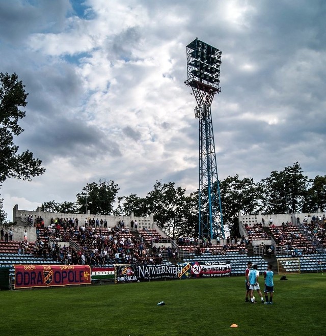 Maszty oświetleniowe na stadionie w Opolu stoją od 40 lat. Są w dobrym stanie, ale już zamon­towa­ne na nich żarówki świecą słabo i nie spełniają norm nawet na 2 ligę. Kibice Odry muszą więc oglądać mecze przy świetle dziennym.  