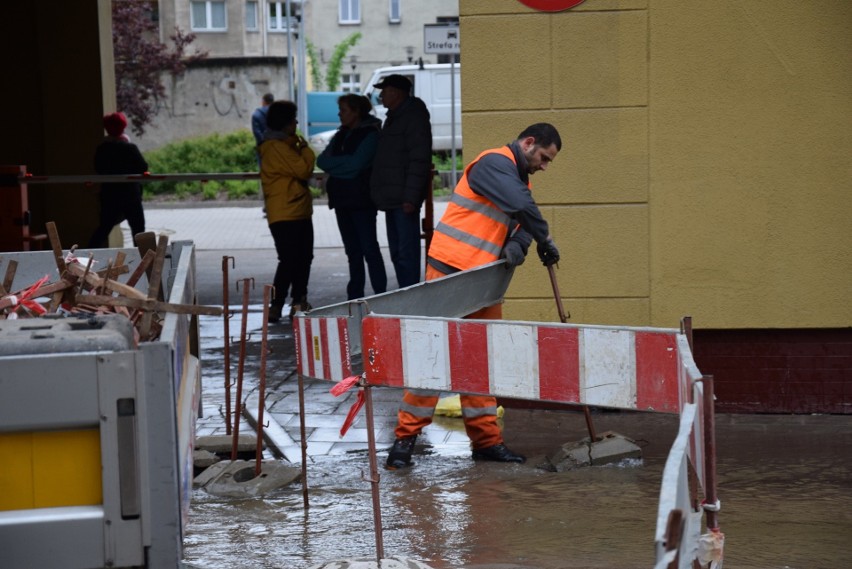 Awaria wodociągowa na ul. Komuny Paryskiej, 7 maja 2017