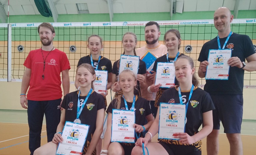 Dwa złote medale i mistrzostwo województwa UKS Volley 34 Łódź. Awans do finału Kinder+Sport. Zdjęcia