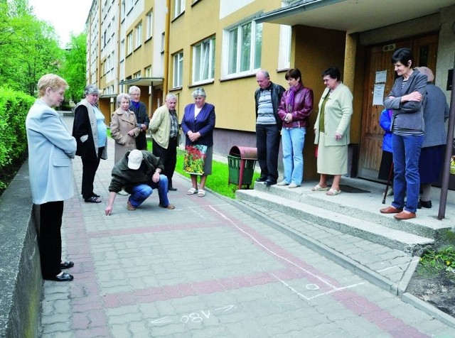 Mieszkańcy specjalnie dla nas narysowali kredą linie na chodniku, aby pokazać, jak bardzo wysunięty będzie wiatrołap. Do murku, który stoi naprzeciwko, zostało tylko 180 cm.