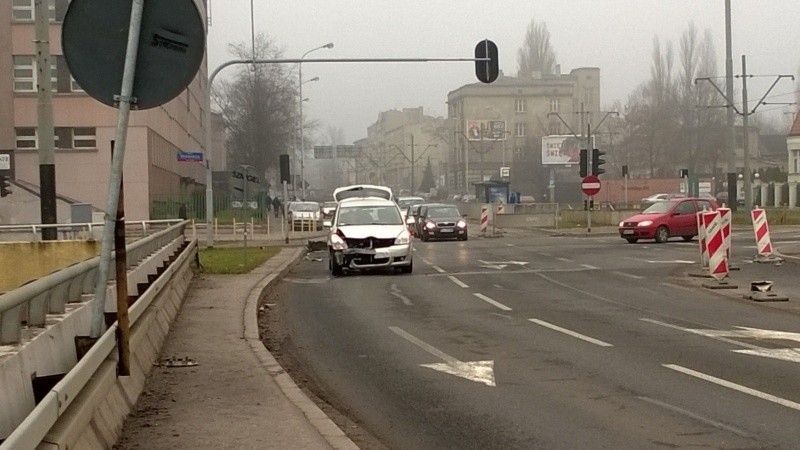 Groźny wypadek na skrzyżowaniu al. Mickiewicza z ul. Żeromskiego! Wjechał na czerwonym [zdjęcia]