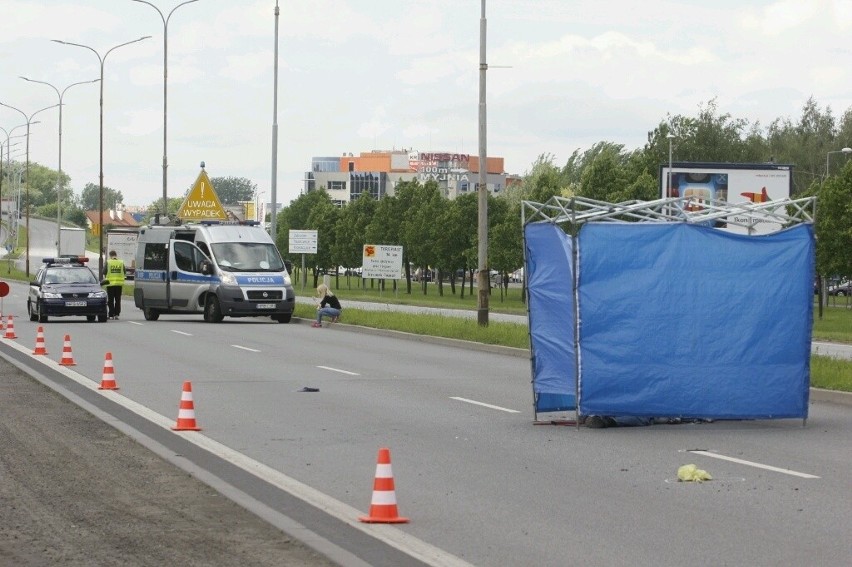 Śmiertelny wypadek na al. Sobieskiego. Auto potrąciło pieszego (ZDJĘCIA)