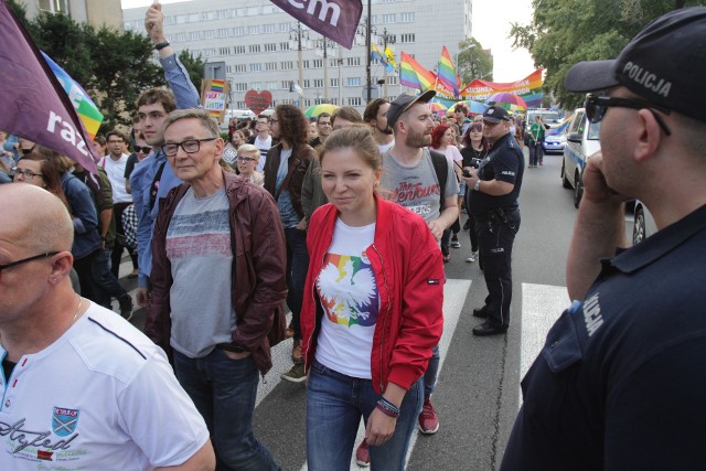 Uczestnicy Marszu Równości w Katowicach mieli na sobie koszulki z białym orłem na tle kolorowych pasków. Była wśród nich posłanka Monika Rosa