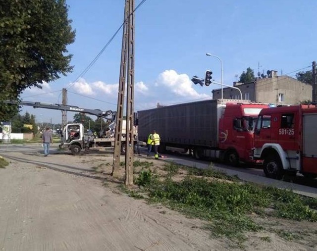 Mężczyzna wypadł z kosza podnośnika