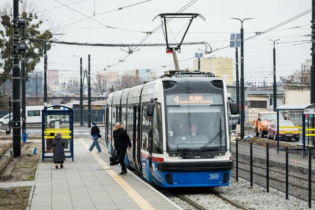 - Jeżdżę autem. Według mnie nawet Krystyna Czubówna może sobie te przystanki zapowiadać. A jak chcesz się tym zająć, to po prostu to zrób. Po co ten post? Przecież nie dostaniesz oklasków i gratulacji za pomysł zmiany lektora w tramwaju, bo on ma po prostu tylko być – skomentował pan Remigiusz.