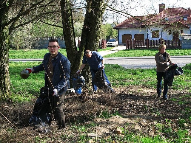 Piotr Ostrowski (z lewej) pokazuje słoik, który znalazł podczas sprzątania ulicy Ułańskiej.