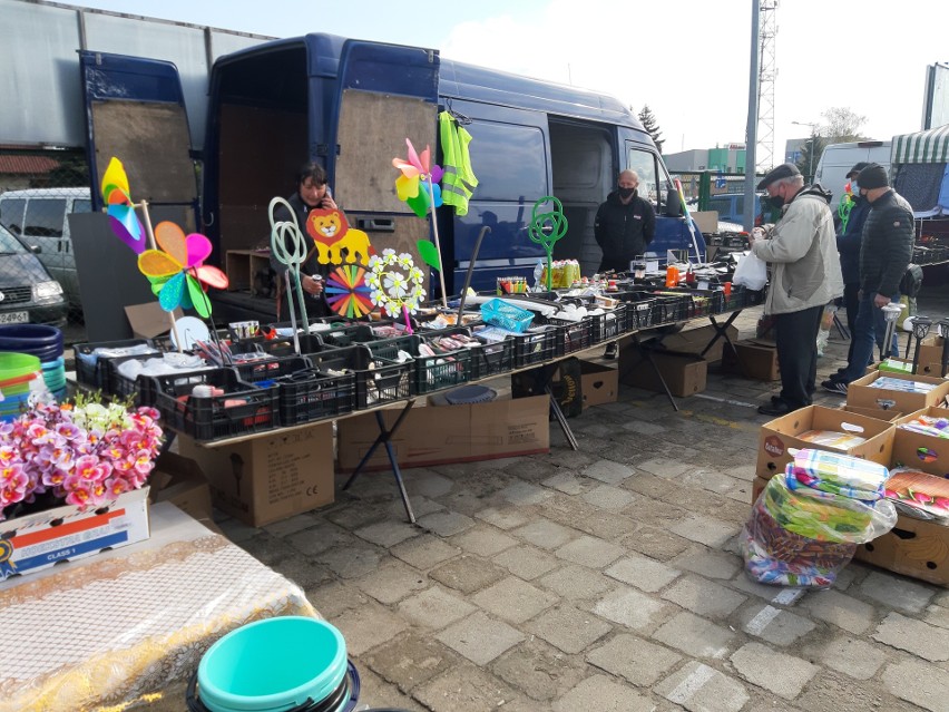 Rynek w Ostrołęce. 4.05.2021 r. Na targowisku dobrze sprzedają się sadzonki kwiatów i drzewek, warzywa oraz sprzęty ogrodnicze. Zdjęcia