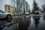 Parking na Bartodziejach w Bydgoszczy podczas ulewy zamienia się w jezioro. Mieszkańcy chcą remontu