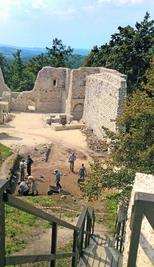 Skarbów pod zamkiem Smoleń nie odkryto, bo zamek nie ma piwnic, za wyjątkiem jednej małej. Posadowiony jest na litej skale