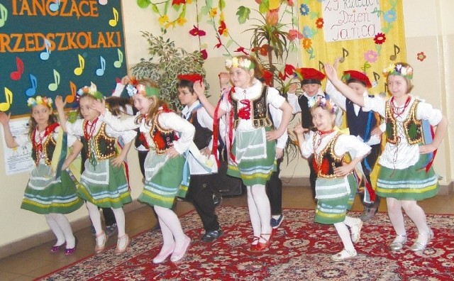 Sześciolatki w ludowych strojach zatańczyły krakowiaka. Wykonały też poloneza, walca i taniec dworski.
