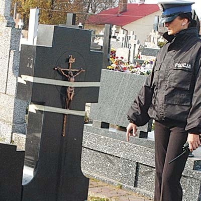- Ten kamienny krzyż runął na Paulinę przygniatając ją do sąsiedniego grobowca. Źle umocowany element pomnika wrócił już na swoje miejsce - mówi Justyna Aćman z KPP w Mońkach.