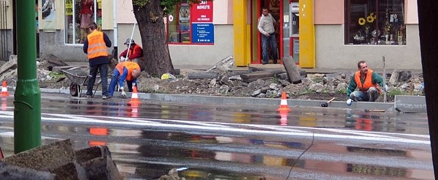 Firma Łączbud uchyla się od napraw tego, co spartoliła przy remoncie chodnika przy al. Niepodległości .