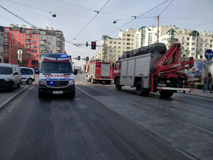 Wypadek karetki na Przedmieściu Oławskim. Dwie osoby ranne [ZDJĘCIA]