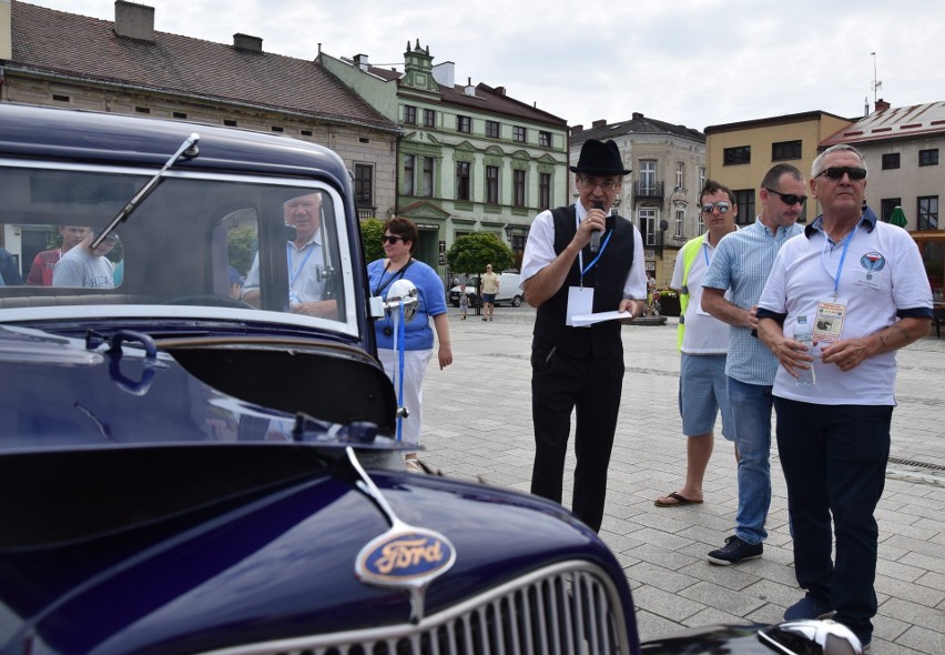 Perełki motoryzacji na oświęcimskim rynku - trudno było oderwać wzrok od zabytkowych samochodów [ZDJĘCIA]