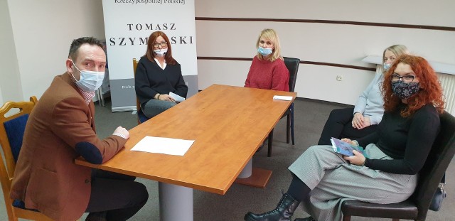 Poseł KO Tomasz Szymański spotkał się w czwartek, 28 stycznia z nauczycielami SP nr 13 którzy podobnie jak rodzice uczniów walczą o to, by szkoła mogła funkcjonować dalej. Poseł nie popiera likwidacji SP nr 13 podobnie jak radni klubu KO