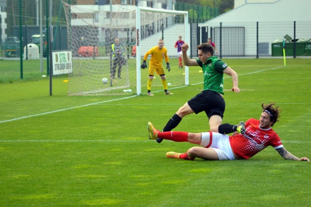 Zobacz zdjęcia i skrót spotkania Stal Stalowa Wola - KS Wiązownica 2:2. Meczy był okraszony bardzo ładnym trafieniem piłkarza Stali, Macieja Wojtaka.Skrót meczu: