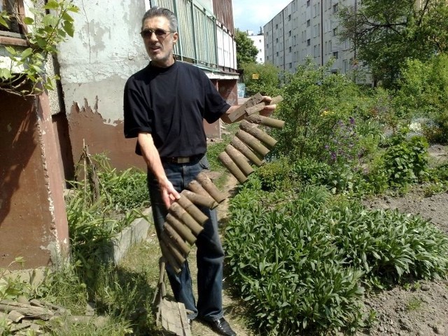 Jerzy Stopa pokazuje drewniany płotek, który zlikwidowano za blokiem przy ulicy Mickiewicza.