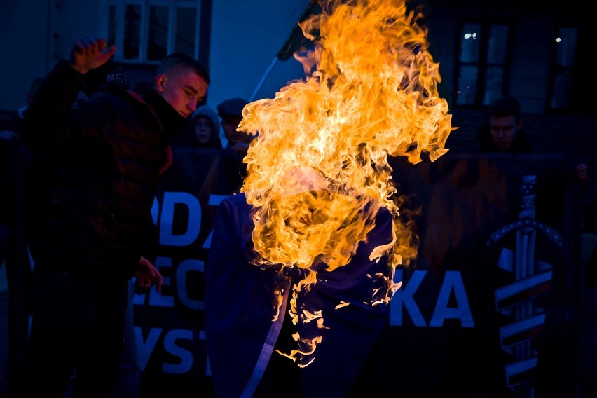 Młodzież Wszechpolska w Białymstoku spaliła kukłę kanclerz...