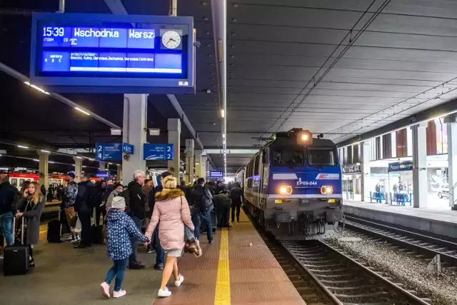 Zerwana trakcja na stacji Poznań Główny. Pociągi notują opóźnienia.