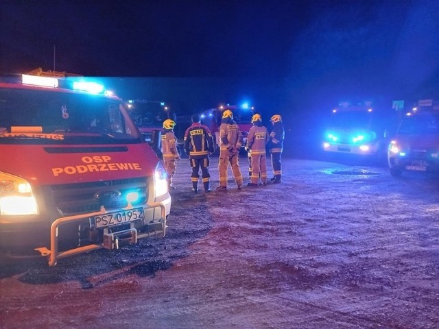W niedzielę 13 lutego około godziny 17.30 strażacy z Podrzewia, Dusznik i Pniew zostali zaalarmowani do niecodziennego zdarzenia - poszukiwania samolotu, który mógł rozbić się w rejonie opisywanych miejscowości.Przejdź do kolejnego zdjęcia -->