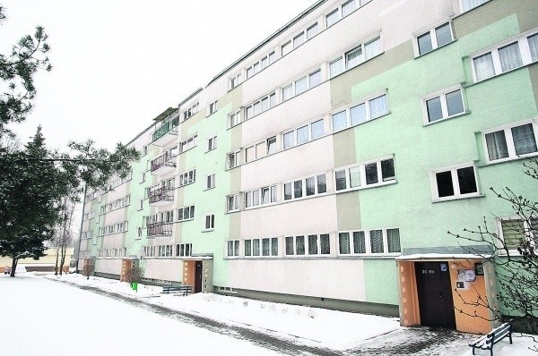 Sprawa toczy się o dwupokojowe mieszkanie ulokowane na parterze tego bloku na Dąbrowie.