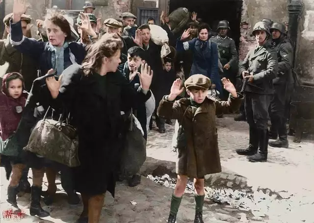 Powstanie w Getcie Warszawskim 19 kwietnia - 16 maja 1943.Zdjęcie z raportu Jürgena Stroopa z maja 1943 roku jest jednym z najbardziej znanych zdjęć z II wojny światowej.Żydzi złapani przez oddziały SS i SD podczas tłumienia powstania w getcie warszawskim są zmuszeni do opuszczenia swojego schronienia i marszu na Umschlagplatz. Żołnierz SD na zdjęciu drugi od prawej, to SS-Rottenfuehrer Josef Bloesche, który został zidentyfikowany przez władze polskie pprzez zdjecia. Bloesche był sądzony za zbrodnie wojenne przez sąd polski w 1969 roku, skazany na śmierć i stracony w lipcu tego roku.Dziewczynka z lewej strony została zidentyfikowana jako Hanka Lamet, która stoi obok jej matki Matyldy Lamet Goldfingera (kobieta, druga od lewej). Chłopiec niosący worek został zidentyfikowany jako Leo Kartuzinsky akobieta z przodu została zidentyfikowana jako Chana Zeilinwarger. Chłopiec z pierwszego planu przeżył.Więcej pokolorowanych zdjęć znajdziesz https://www.facebook.com/pg/KolorHistorii/photos/?ref=page_internal 