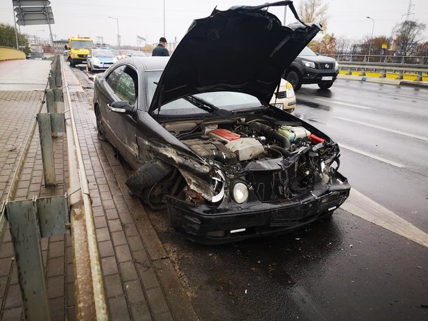 Znów wypadek na rondzie Maczka w Bydgoszczy. Zderzenie trzech aut [zdjęcia]