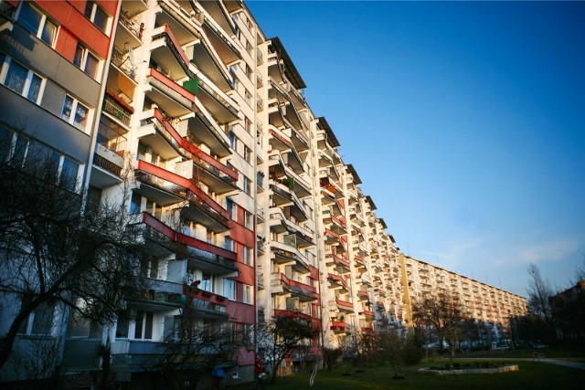 Ulotki wzywające lokatorów Popowic by "nie dokarmiali bezdomnych" i stworzyli „sąsiedzką koalicję przeciwko bezdomnym nocującym na klatkach schodowych” powieszone zostały kilka dni temu na jednym z budynków na osiedlu. Pod odezwą podpisana jest Spółdzielnia Mieszkaniowa Popowice. Zarząd spółdzielni zapewnił nas, że nie ma z tym nic wspólnego, treści ulotki nie akceptuje a pieczątka na dole pod odezwą może być podrobiona. CZYTAJ DALEJ NA KOLEJNYM SLAJDZIE