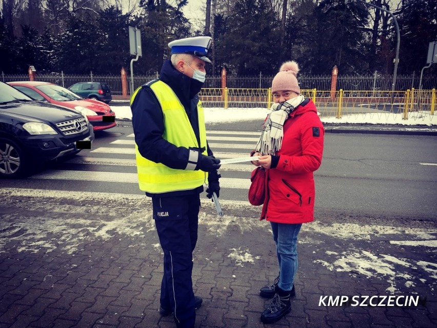 Funkcjonariusze szczecińskiej drogówki rozdawali pieszym odblaski. Ma to pomóc w zachowaniu bezpieczeństwa na drogach