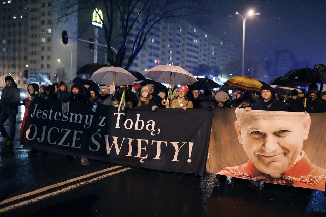 Marsz pamięci świętego Jana Pawła II w Piotrkowie. Więcej na kolejnych zdjęciach