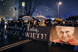 Marsz pamięci świętego Jana Pawła II w Piotrkowie. Około 1000 osób przeszło ulicami miasta w niedzielny wieczór pod pomnik papieża Polaka