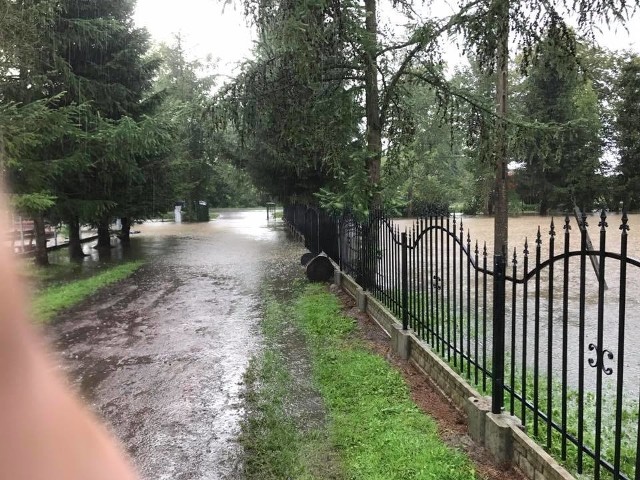 Silne opady deszczu spowodowały podtopienia w Jeżyczkach, Jeżycach i Porzeczu w gminie Darłowo. Zalana została m.in. świetlica wiejska. Duże straty są w gospodarstwach rolnych. Państwowa Straż Pożarna w Sławnie informuje, że od poniedziałku do dzisiejszego poranka interweniowała 33 razy w związku z podtopieniami. - W akcji brały udział jednostki OSP i jednostki PSP. Woda zalewała ulice w Dąbkach, podtopione zostały posesje w Glęźnowie, Wiciu, Domasławicach i Żukowie Morskim - informuje st. kpt. Piotr Słupski, rzecznik PSP w Sławnie.Najtrudniejsza sytuacja jest jednak w Jeżyczkach, Jeżycach i Porzeczu. W poniedziałek do późnych godzin wieczornych strażacy wypompowywali wodę z zalanych piwnic i posesji. - Bardzo mocno ucierpiała świetlica wiejska w Jeżycach. Woda była tam po kolana. Na pewno przewidujemy remont tego budynku. Zalana została również sala gimnastyczna. Jednak przede wszystkim podtopionych zostało wiele gospodarstw - mówi nam Radosław Głażewski, wójt gminy Darłowo.Zalane zostały także magazyny ze zbożami. Gmina Darłowo już wystosowała pismo z prośbą o rządową pomoc. - Wysłaliśmy pismo do wojewody zachodniopomorskiego o uzyskanie pomocy z rezerwy rządu. Czekamy na odpowiedź - dodaje Radosław Głażewski.Ulewa nad Szczecinkiem