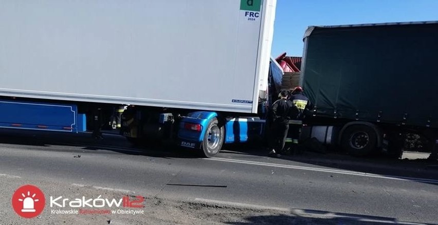 Wypadek na drodze krajowej w Złotnikach. Zderzenie samochodów ciężarowych i osobowego. Są ranni