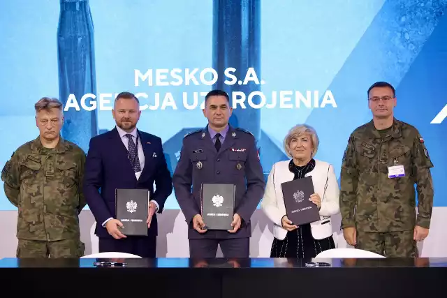 Podpisanie umowy na dostawy amunicji średniokalibrowej pomiędzy MESKO oraz Agencją Uzbrojenia podczas MSPO 2023