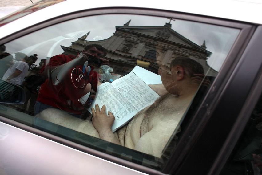 Kraków, wtorek: Nagi mężczyzna czytał Biblię w samochodzie...