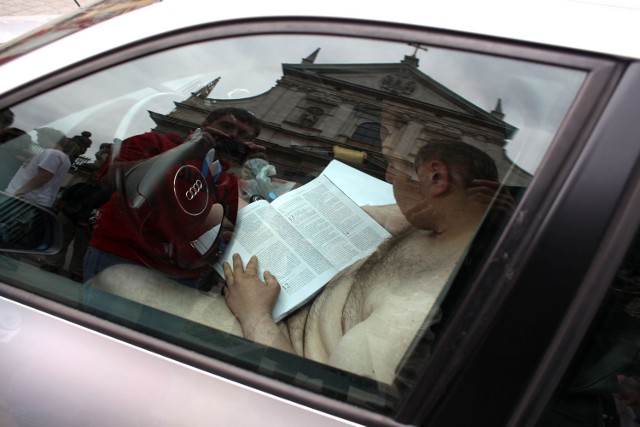 Kraków, wtorek: Nagi mężczyzna czytał Biblię w samochodzie zaparkowanym przed kościołem śś. Piotra i Pawła. Wczesnym popołudniem mężczyzna opuścił samochód. Nie stawiał oporu, kiedy policjanci prowadzili go do karetki. Przez cały czas milczał. Został odwieziony do szpitala na badania.